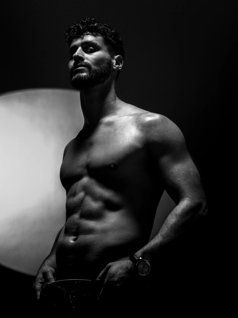 Portrait artistique masculin en noir et blanc