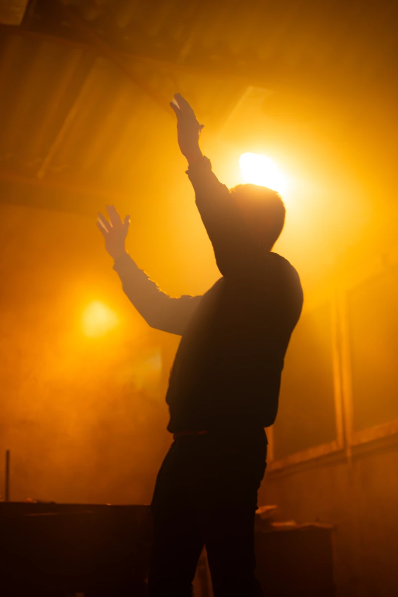 Silhouette sur scène dans une lumière dorée